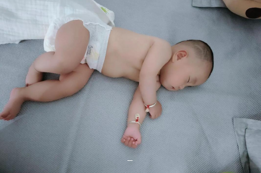 黄南宝宝先长上牙还是下牙